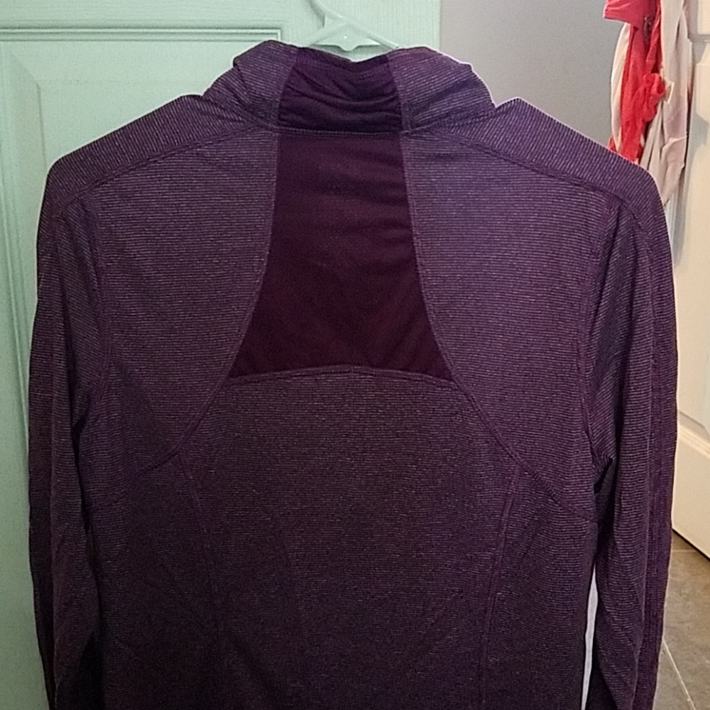 Semi-fitted running top - Picture 3 of 3